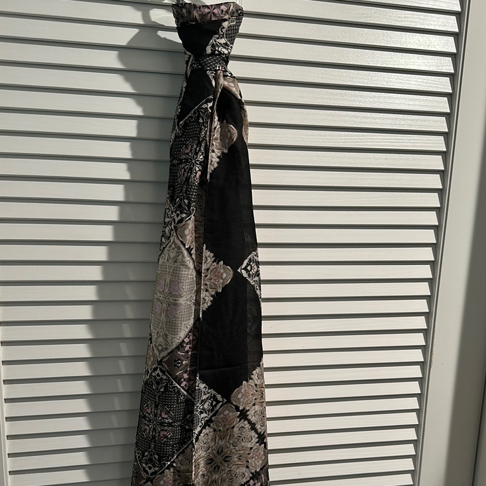 NWT Vince CAMUTO Ladies Assymetrical Scarf. Size 6’x 1.5’